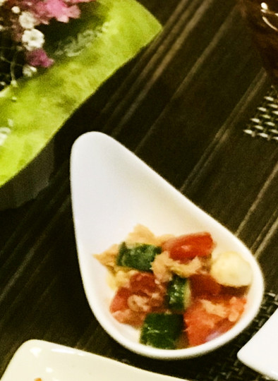 モッツァレラのトマキュウサラダの写真