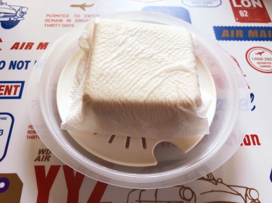 100円グッズで簡単！豆腐の水切りの画像