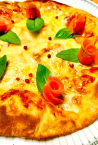 ピザ台使用☆焼かない具のピザ•サーモン♪