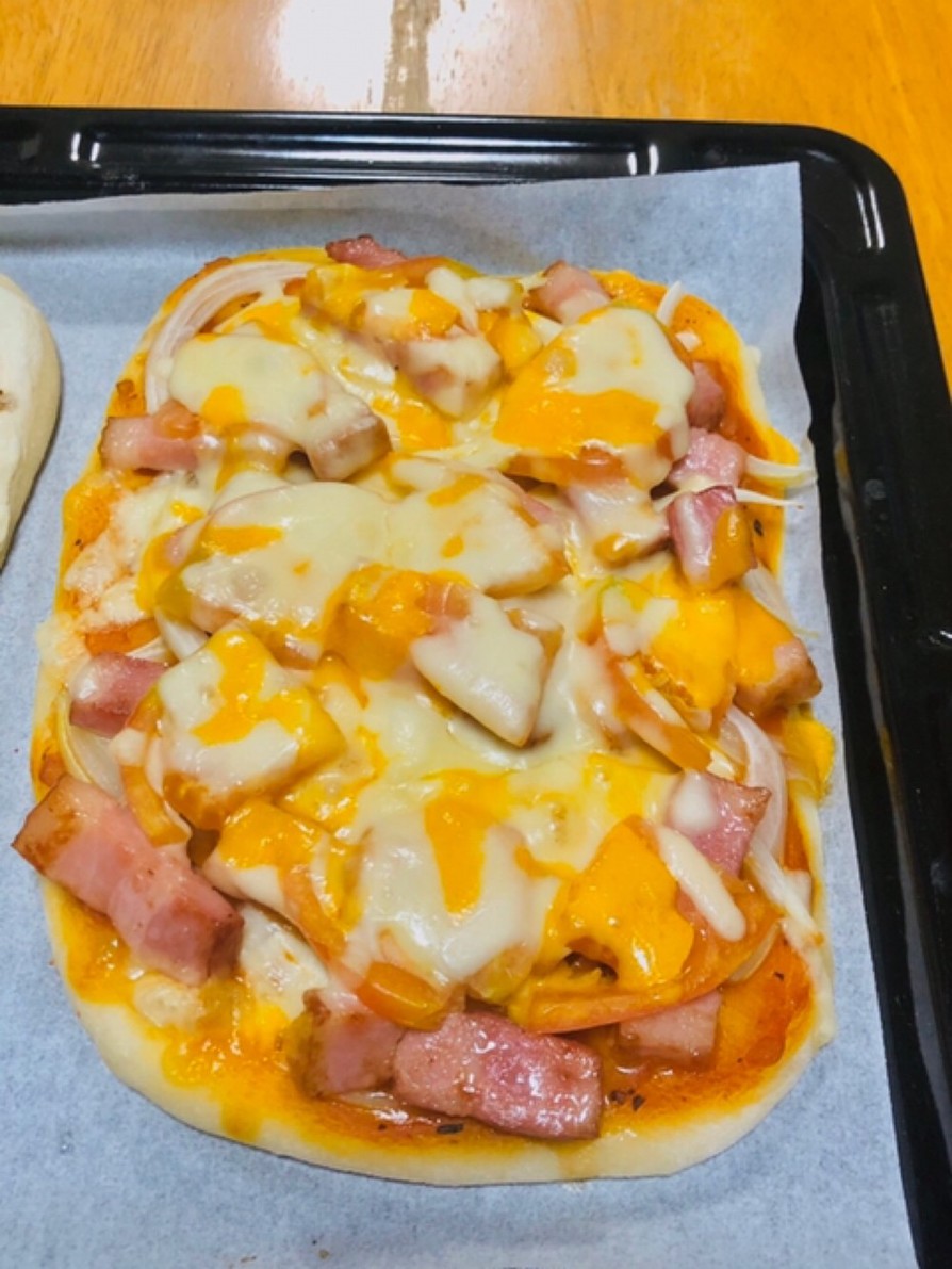 ベーコンと玉ねぎのピザの画像