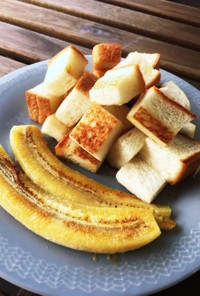 簡単朝食に。ひとくちトーストと焼きバナナ
