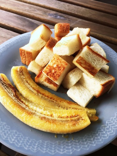 簡単朝食に。ひとくちトーストと焼きバナナの写真