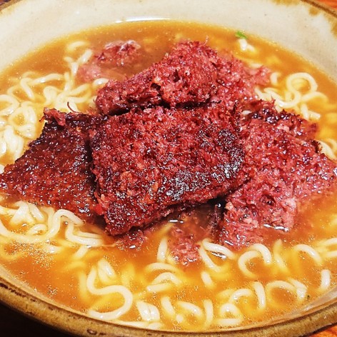 チャルメラ醤油味で作る『コンビーフ拉麺』