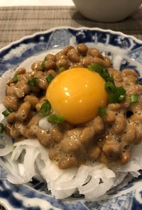 新玉ねぎで作る「たまたま納豆」材料3つ