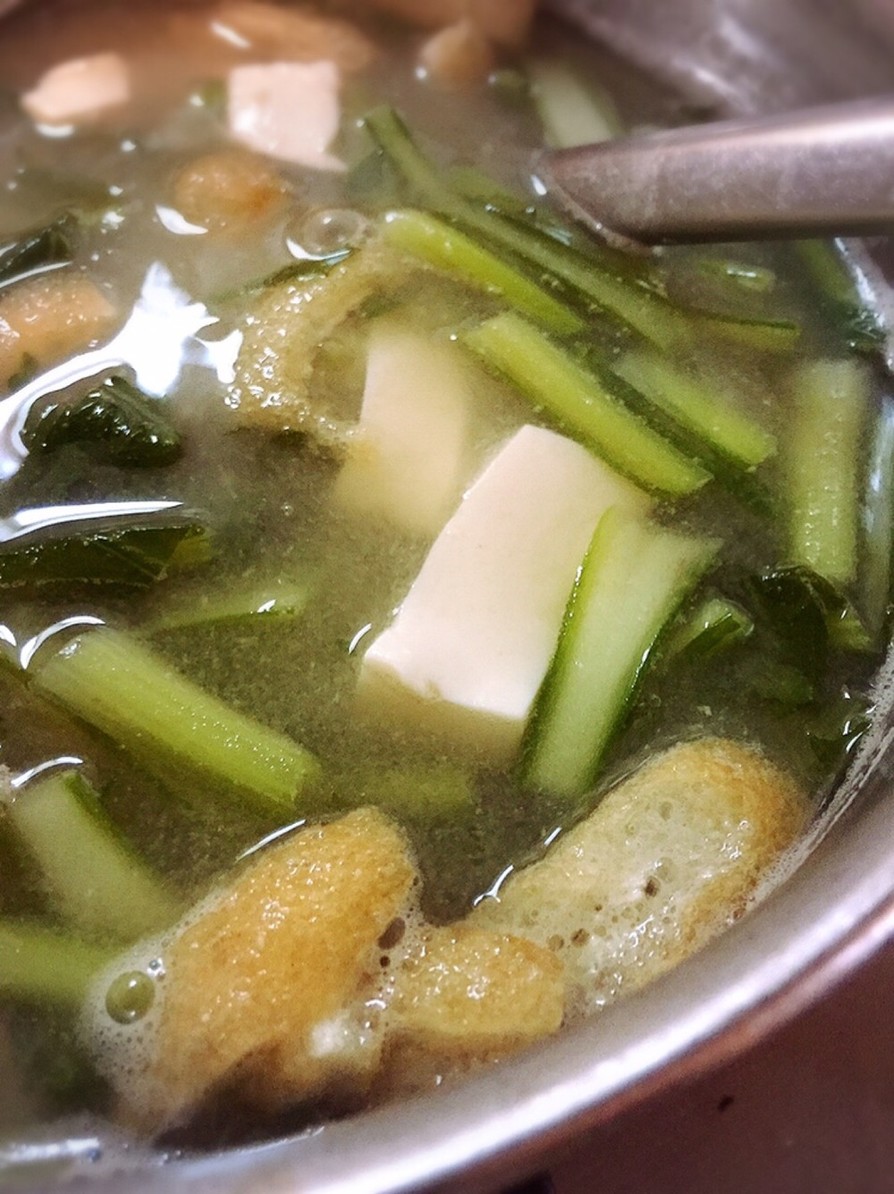かぶの葉と揚げと豆腐の味噌汁の画像