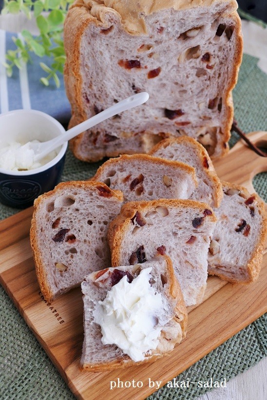 クランベリーとクルミの食パンの画像