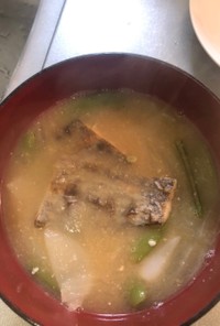 太刀魚とスナップえんどうの味噌汁