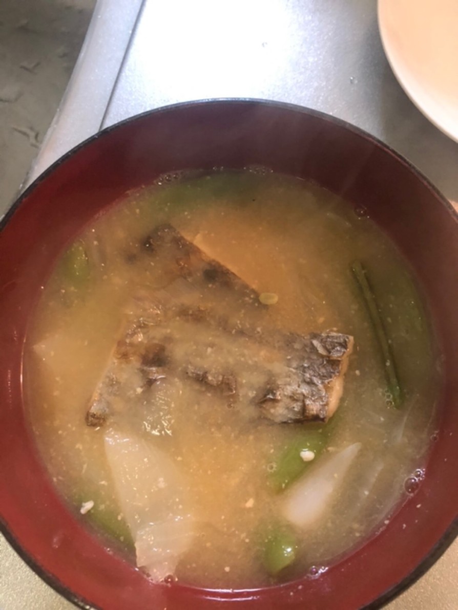 太刀魚とスナップえんどうの味噌汁の画像