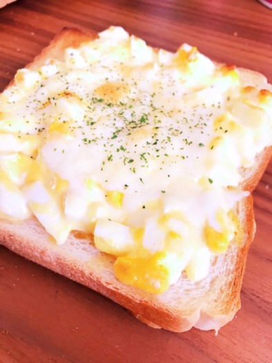 朝食のトースト。たまごマヨonチーズの写真
