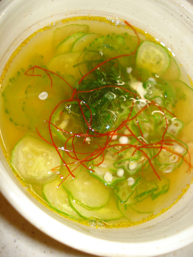 緑のホットサワースープの写真