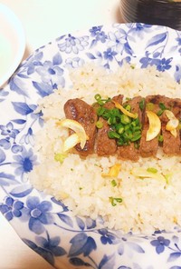 シンプル☆ガーリックライス　ステーキ丼