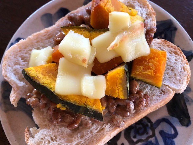 納豆とかぼちゃのチーズトーストの画像