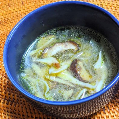 キノコと玉ねぎの白こしょうスープの写真