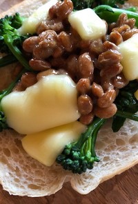 納豆とブロッコリーのトースト