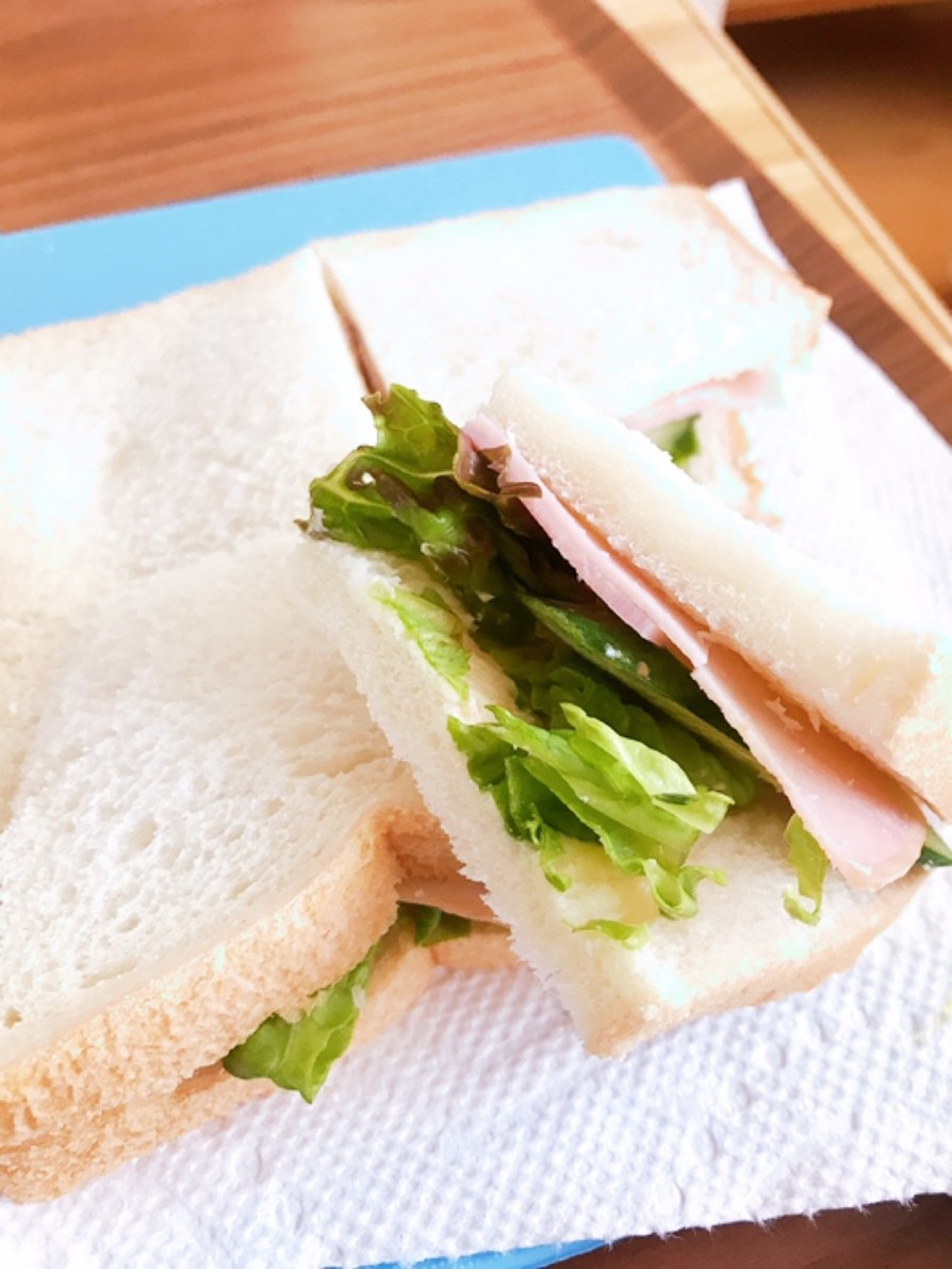 レタス、きゅうり、ハムのサンドイッチの画像