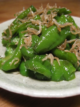 おじゃこと万願寺とうがらしの炒め煮。