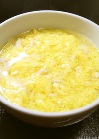 鶏皮の旨味とコラーゲンたっぷり！卵スープ