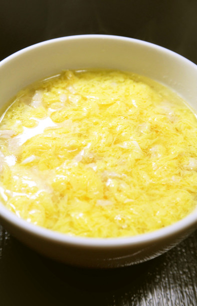 鶏皮の旨味とコラーゲンたっぷり！卵スープの写真