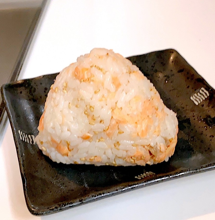 簡単！焼き鮭とごま油のおにぎりの画像