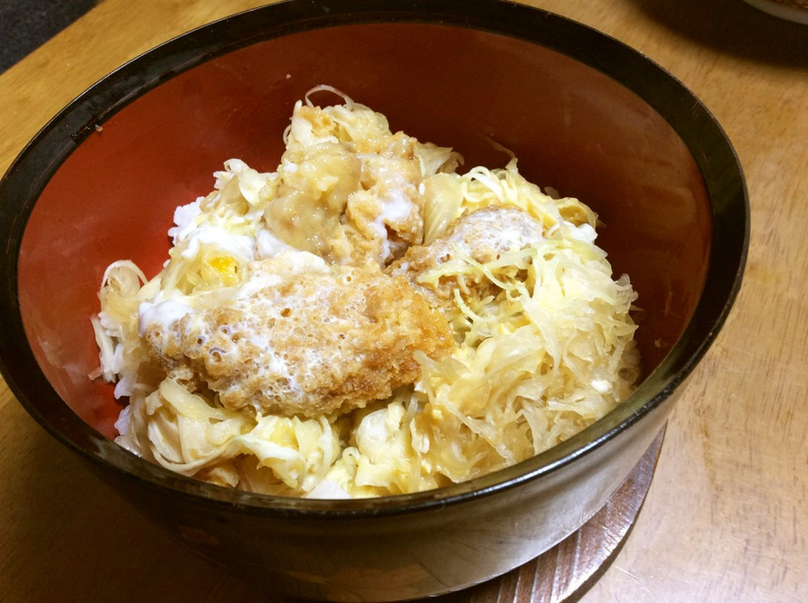 丼(キャベツ・コロッケ・卵)の画像