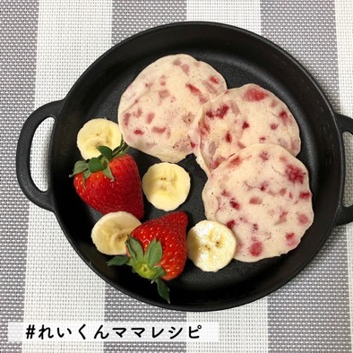 離乳食後期★苺とヨーグルトのパンケーキの写真