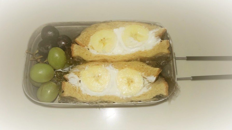 バナナとカッテージチーズのサンドイッチの画像