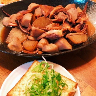 里芋と大根とイカの煮物の写真