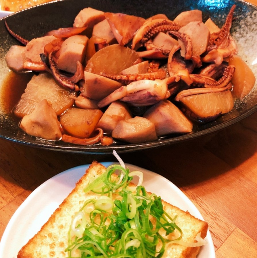里芋と大根とイカの煮物の画像