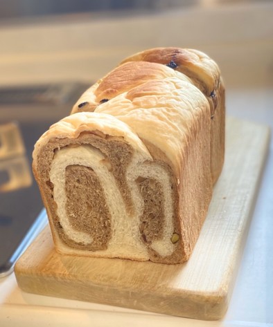 ミックスナッツのコーヒーロール食パンの写真