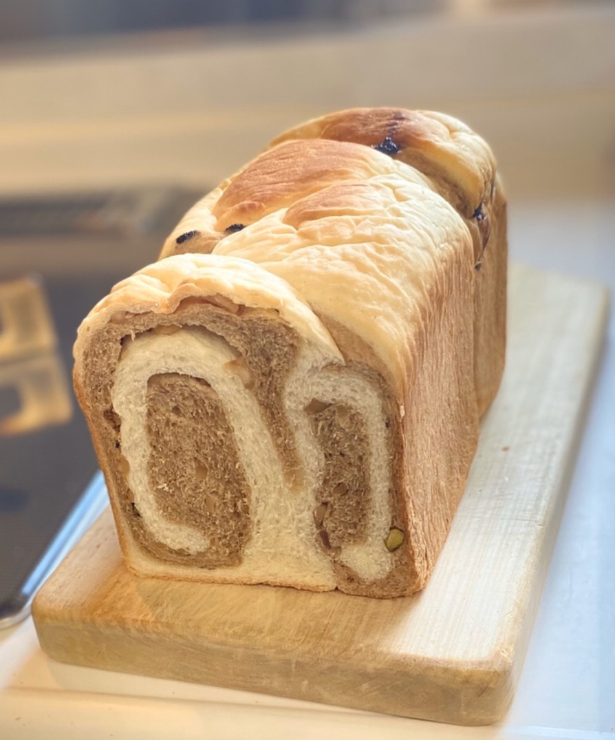 ミックスナッツのコーヒーロール食パンの画像