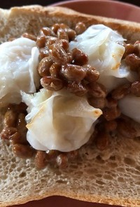 納豆と海老焼売のシンプルトースト