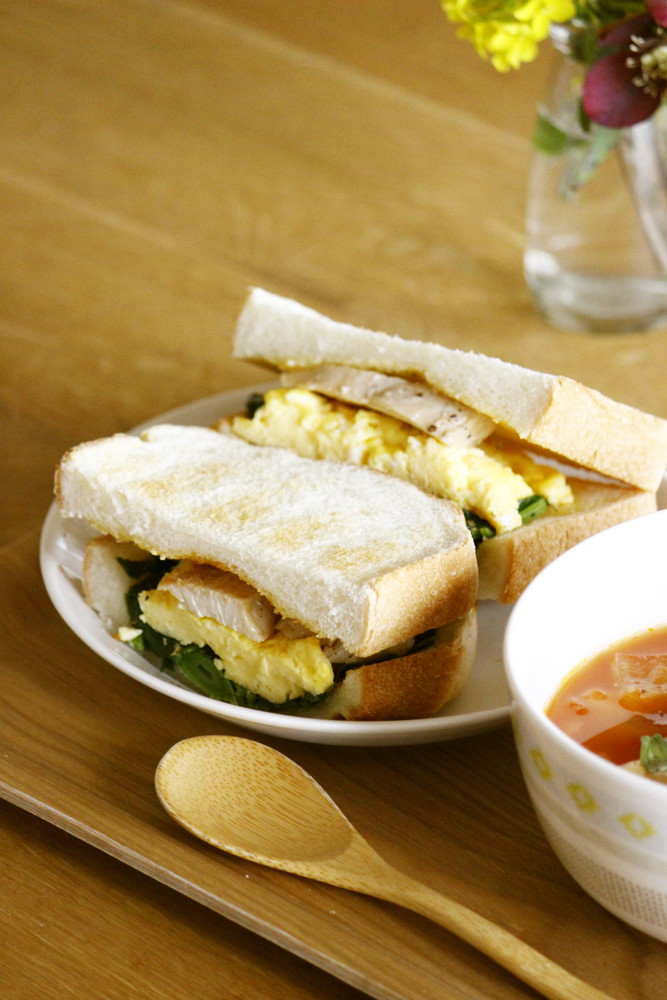 卵とほうれん草のサンドイッチの画像