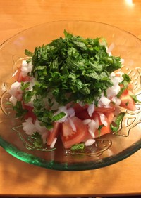 トマト新玉ねぎ大葉の簡単サラダ