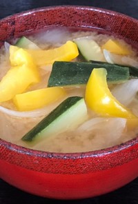 ダイエット♡ズッキーニ&パプリカの味噌汁