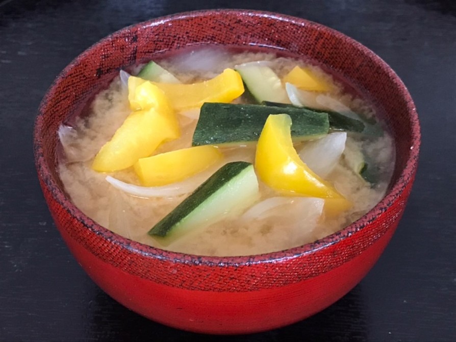 ダイエット♡ズッキーニ&パプリカの味噌汁の画像