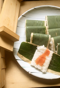 鮭おにぎり 笹の葉で巻く鮭の押し寿司