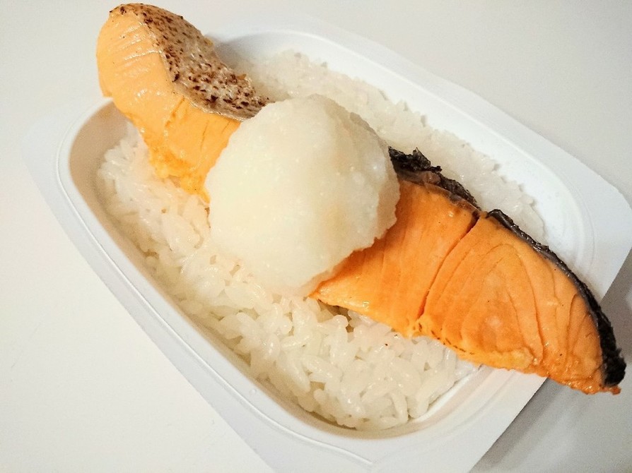 パックご飯で作る「焼き鮭おろし乗せご飯」の画像