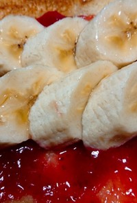 苺ジャムとバナナのトースト