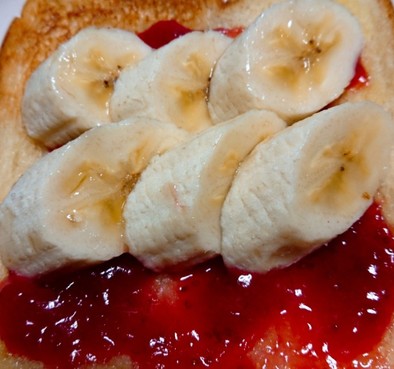 苺ジャムとバナナのトーストの写真