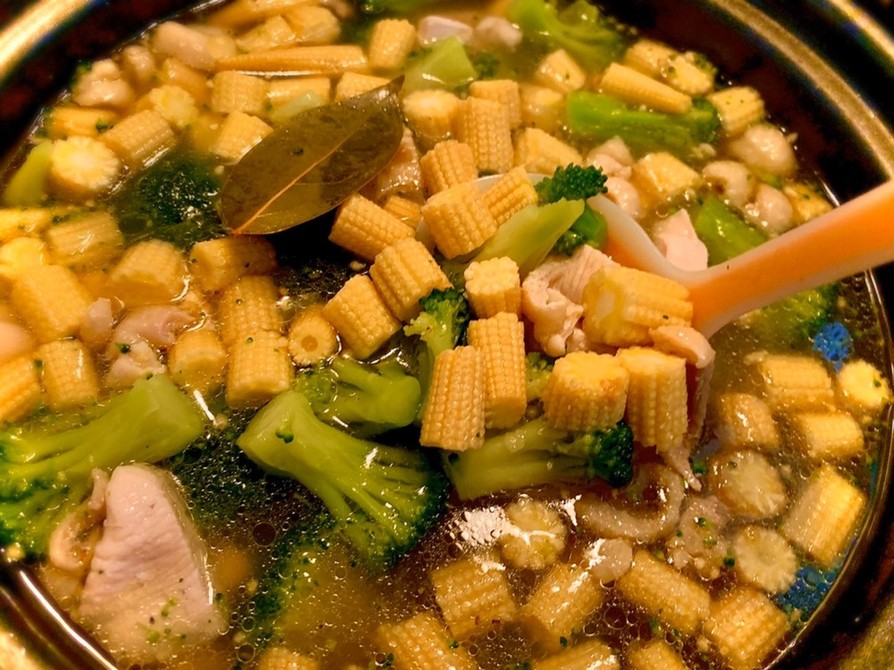 野菜と鶏肉の食べるヘルシーコンソメスープの画像