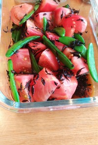 トマトとスナップエンドウの黒酢マリネ