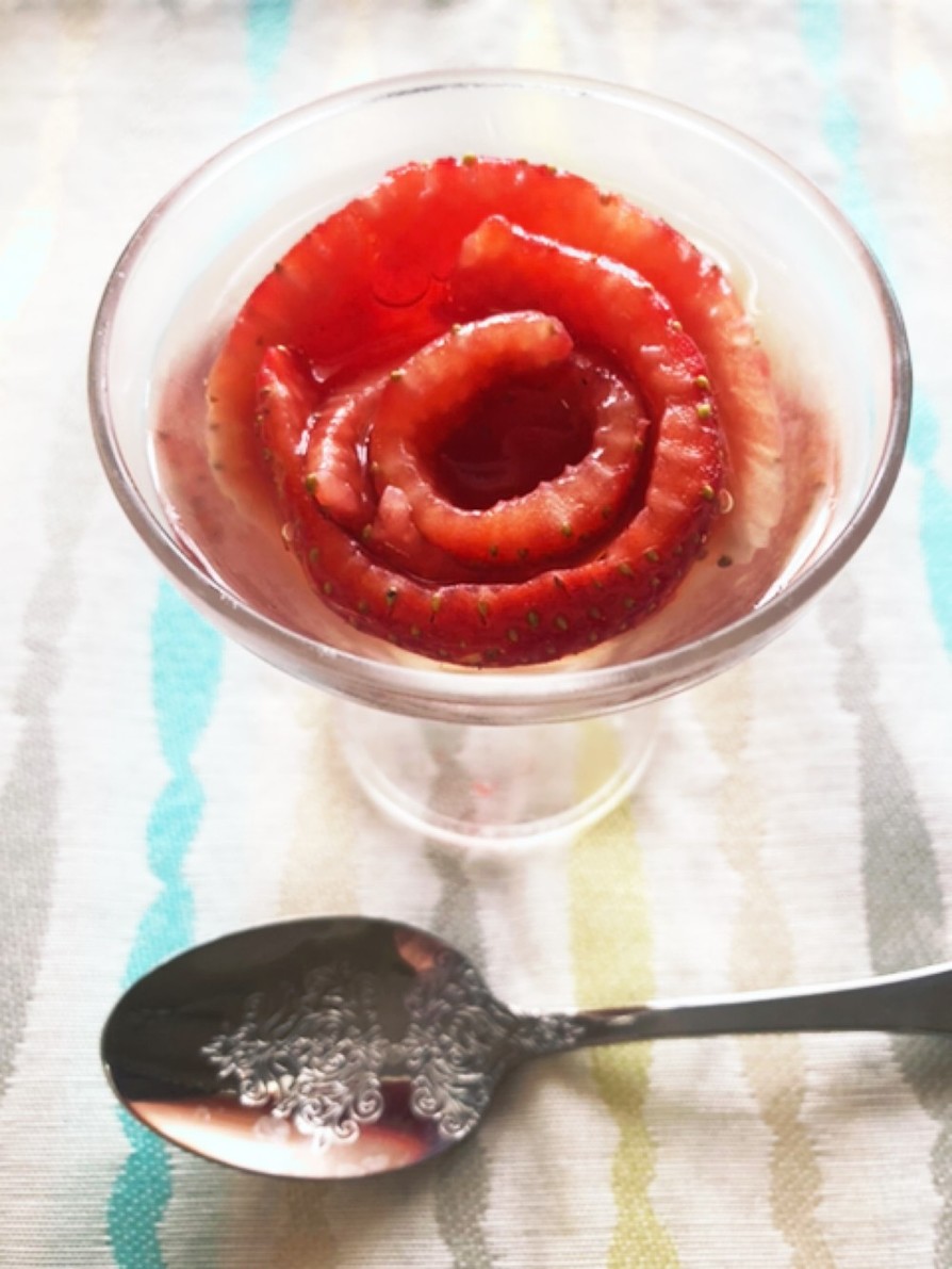 超簡単イチゴのゼリー薔薇風の画像