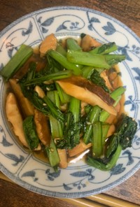 収穫した椎茸を小松菜と炒めた