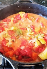 簡単　ダッチオーブンで無水トマトスープ