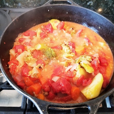 簡単　ダッチオーブンで無水トマトスープ