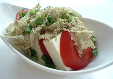 豆腐とトマトのとろろ昆布のせサラダの写真