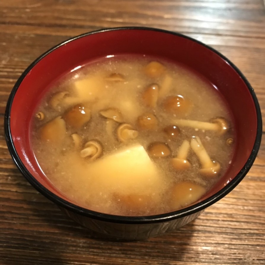 おふくろの味♡なめこと豆腐のお味噌汁の画像