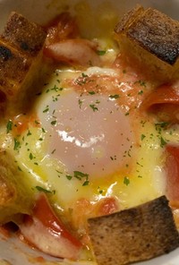 【簡単】半熟卵トマトチーズ焼き　（パン）