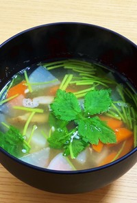 出汁パックで簡単！根菜と三つ葉のスープ
