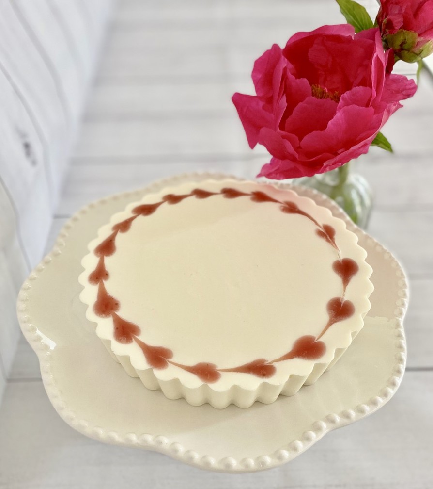 シンプルなレアチーズケーキ（ハート）の画像